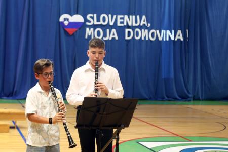 PRIREDITEV OB DNEVU DRŽAVNOSTI IN ZAKLJUČKU ŠOLSKEGA LETA 03 FOTO LJUBO VUKELIČ